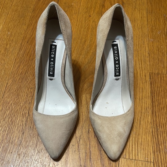 Alice & Olivia Cream Kid Suede Pumps sz 37 - Picture 2 of 9